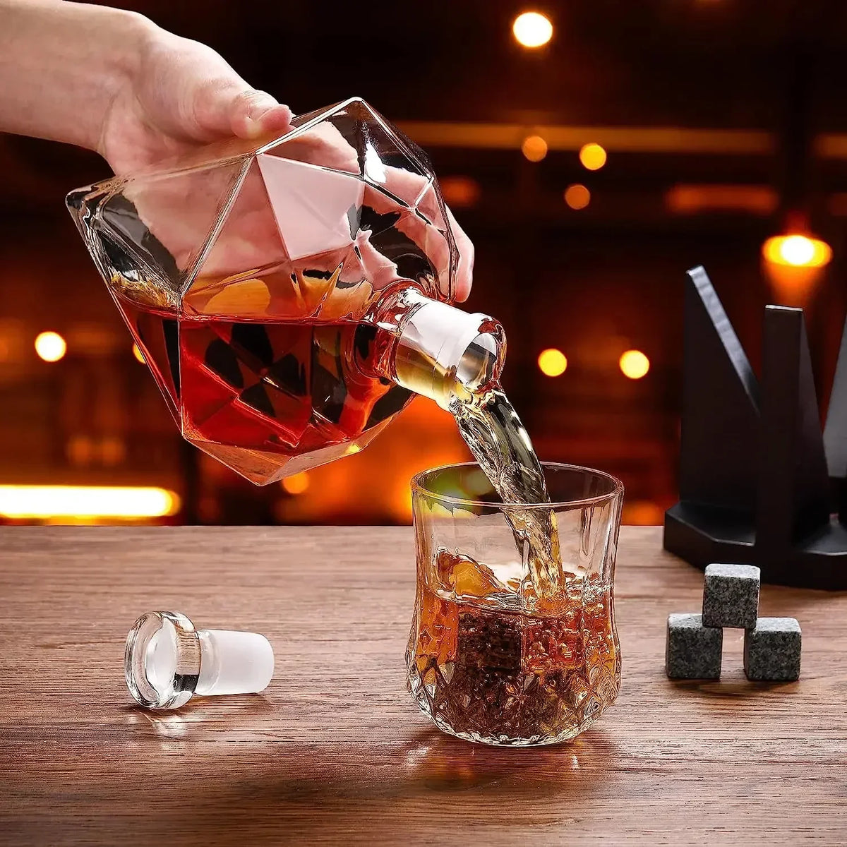 Decanter de Vidro em Formato Diamante com Suporte de Madeira Lenogue