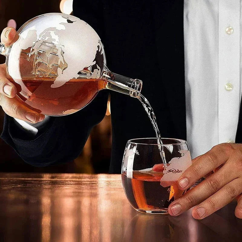 Decanter de Vidro em Formato de Globo com Suporte de Madeira Lenogue