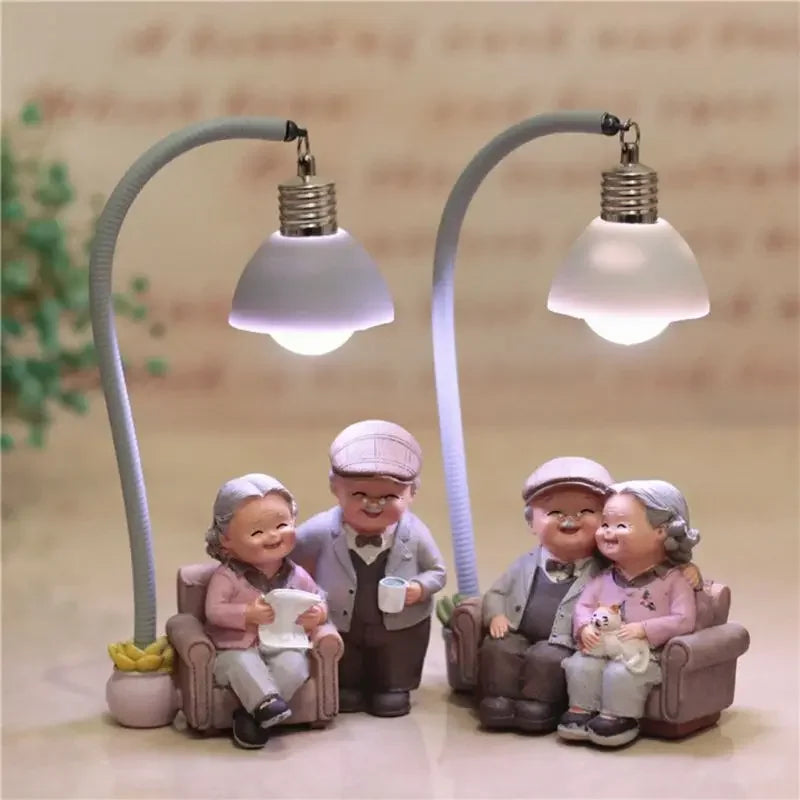Escultura de Casal Idoso para Decoração de Sala e Escritório Lenogue