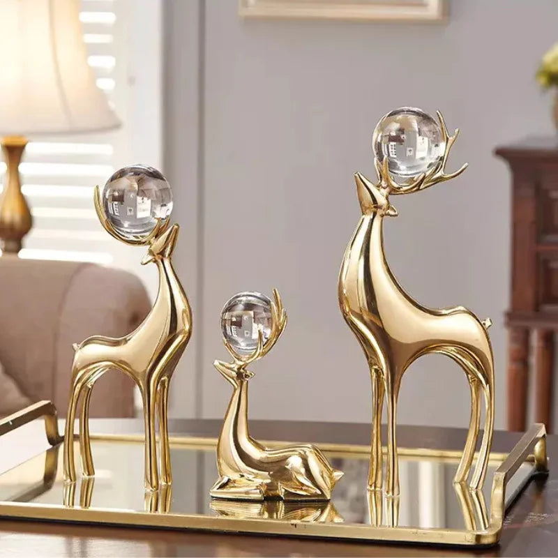 Escultura de Cervo Dourado com Bola de Cristal para Sala e Escritório Lenogue