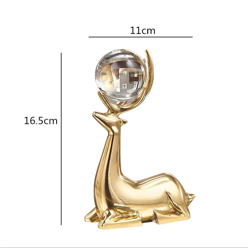 Escultura de Cervo Dourado com Bola de Cristal para Sala e Escritório Lenogue