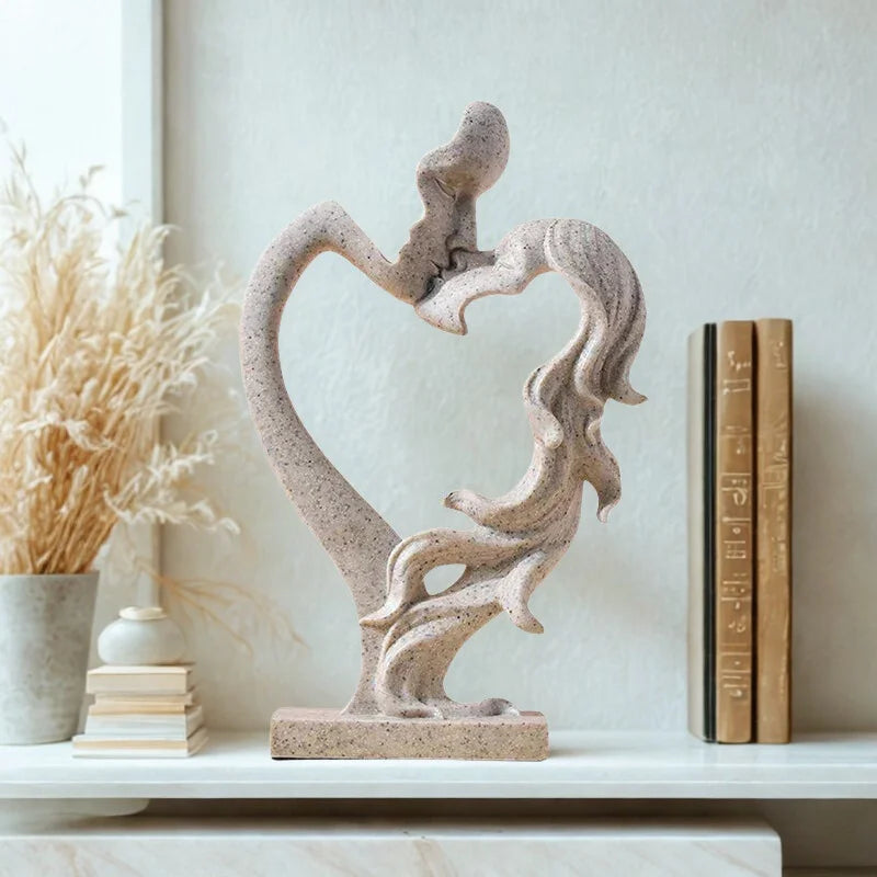 Escultura Nórdica de Casal se Beijando em Resina para Sala Lenogue Bege