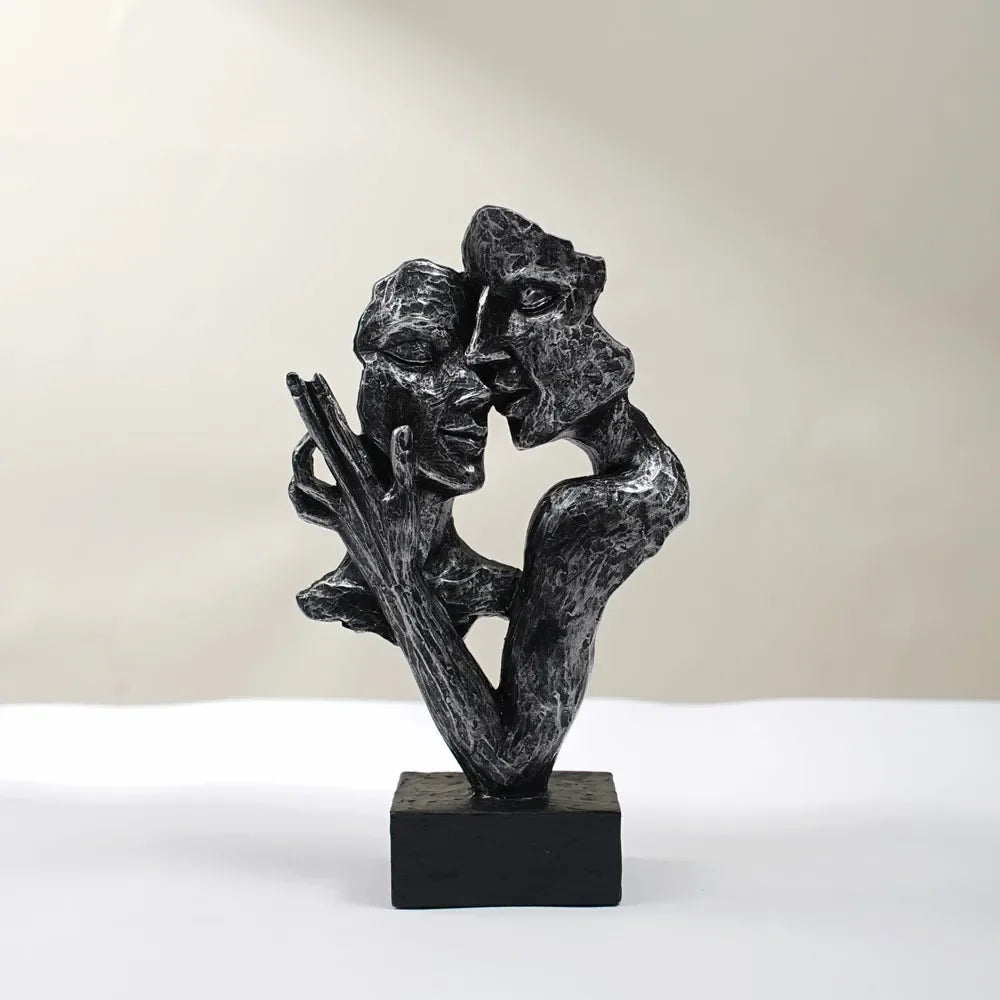 Escultura Pequena de Casal Abraçado para Estante Lenogue