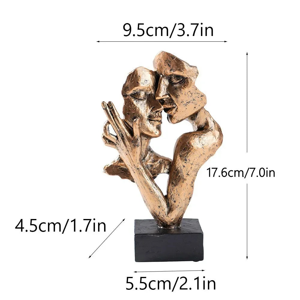 Escultura Pequena de Casal Abraçado para Estante Lenogue