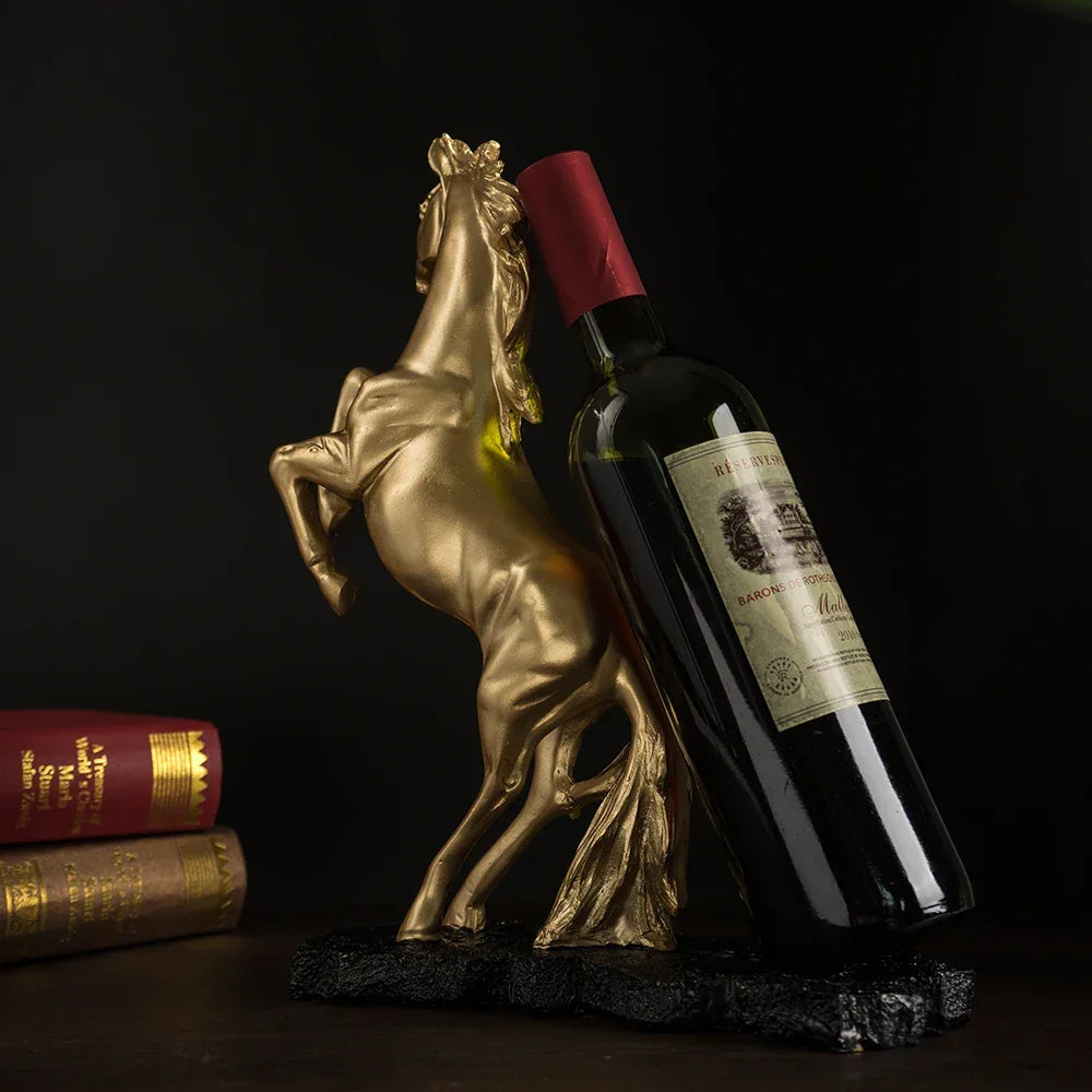 Suporte para Vinho Cavalo de Guerra em Resina Dourada Lenogue Dourado