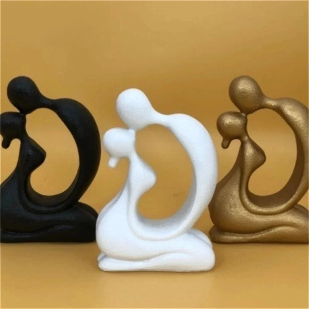 Escultura Moderna de Casal se Beijando em Resina Lenogue
