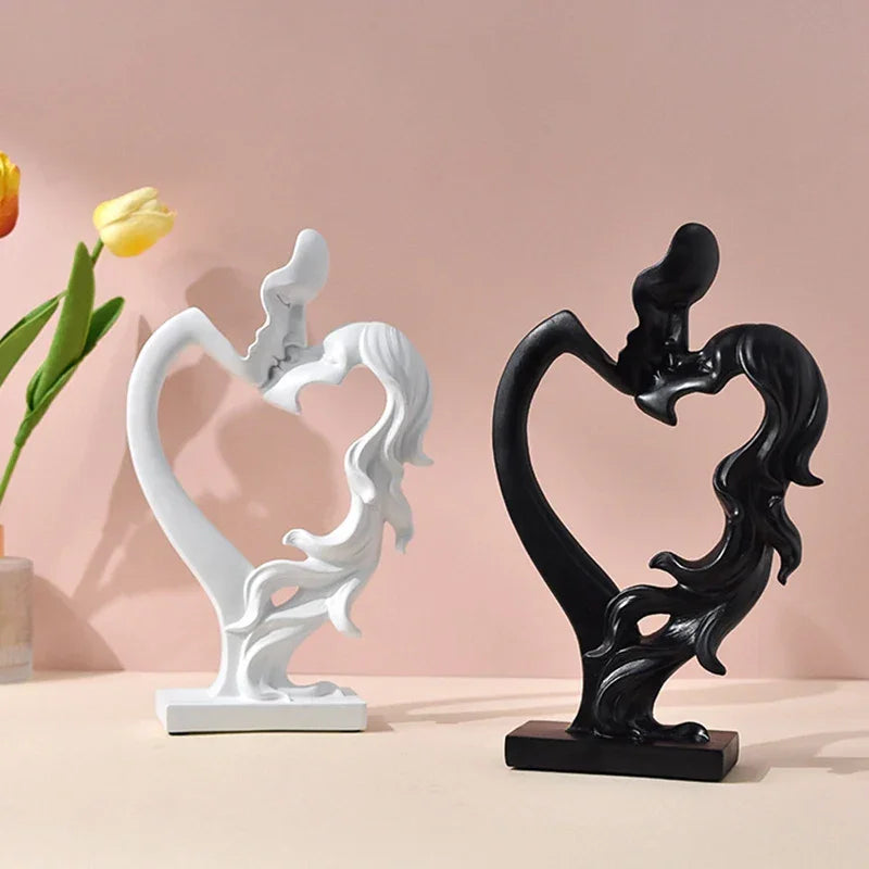 Escultura Nórdica de Casal se Beijando em Resina para Sala Lenogue