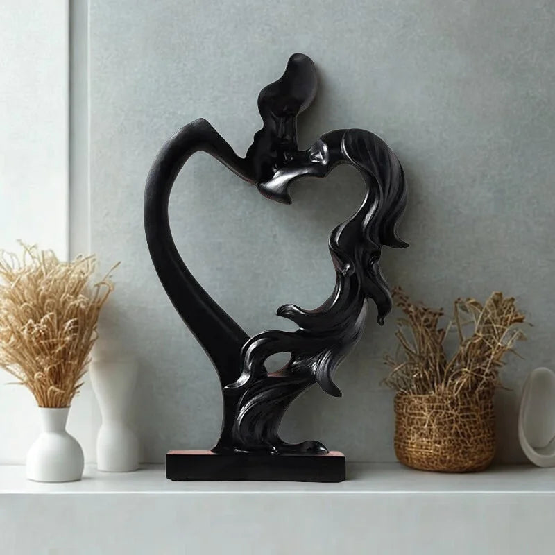 Escultura Nórdica de Casal se Beijando em Resina para Sala Lenogue Preto