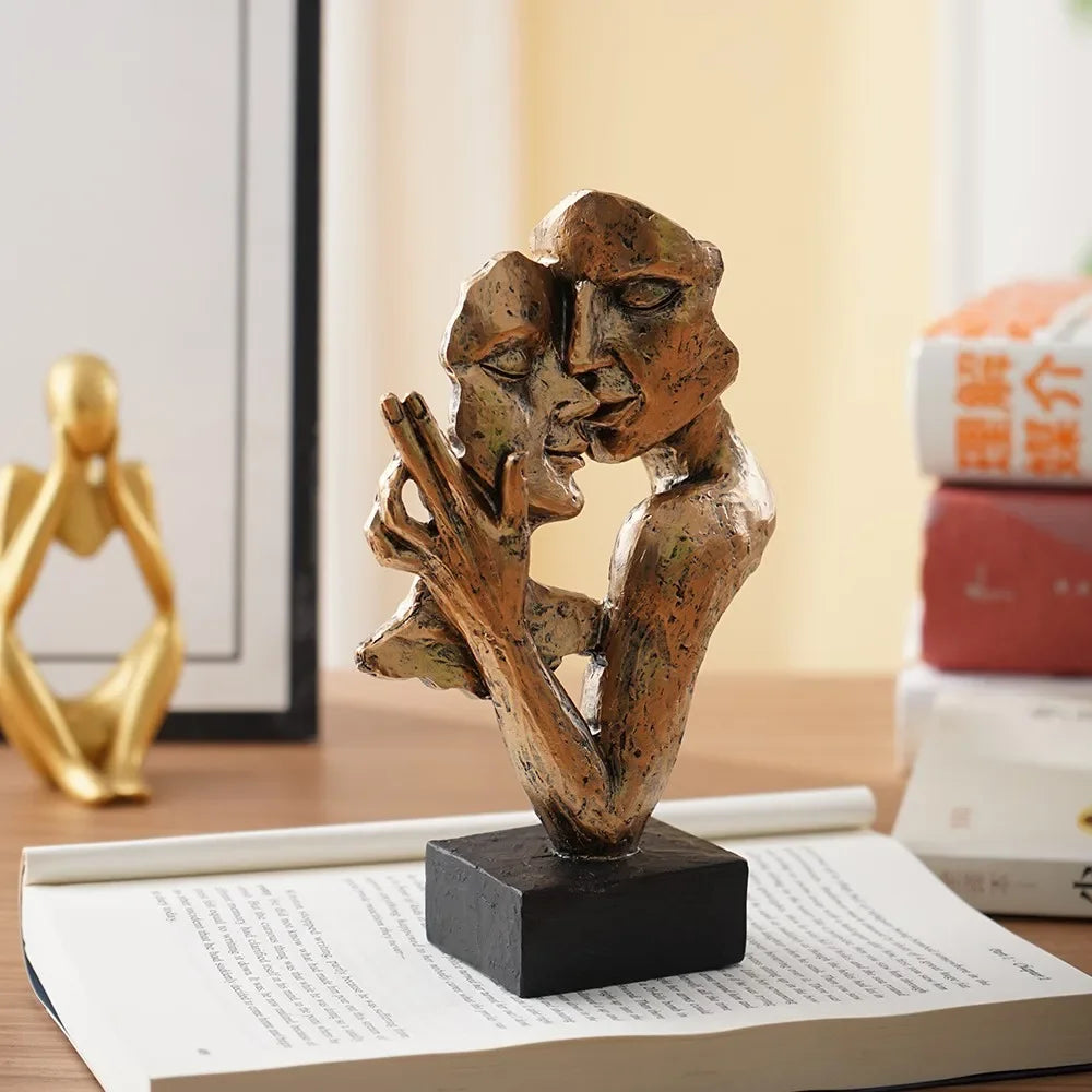 Escultura Pequena de Casal Abraçado para Estante Lenogue